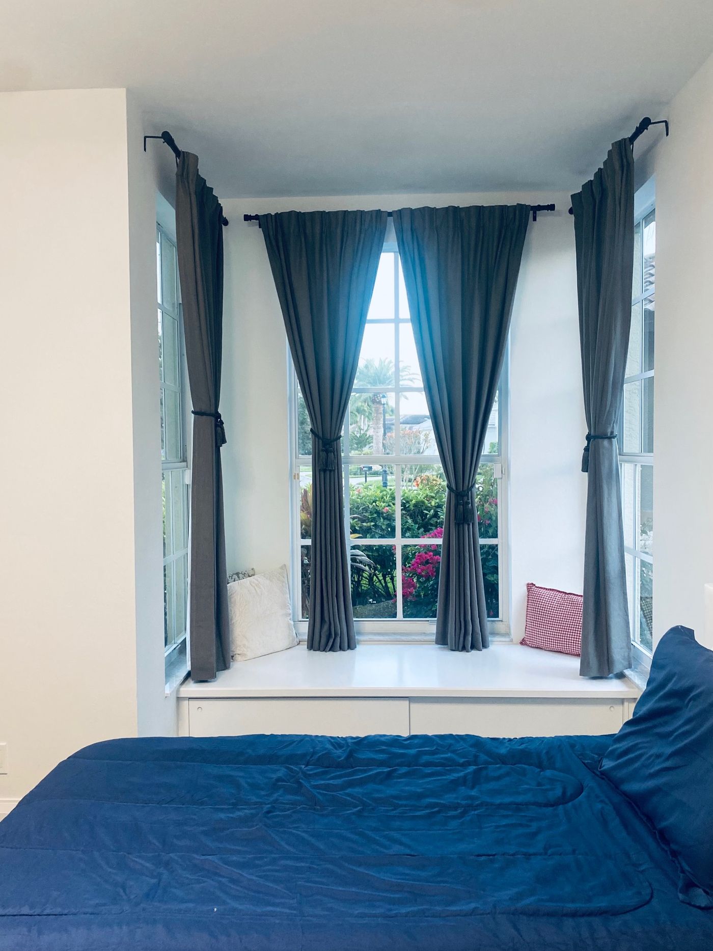 Nave-a-Lago — Window-seat bedroom