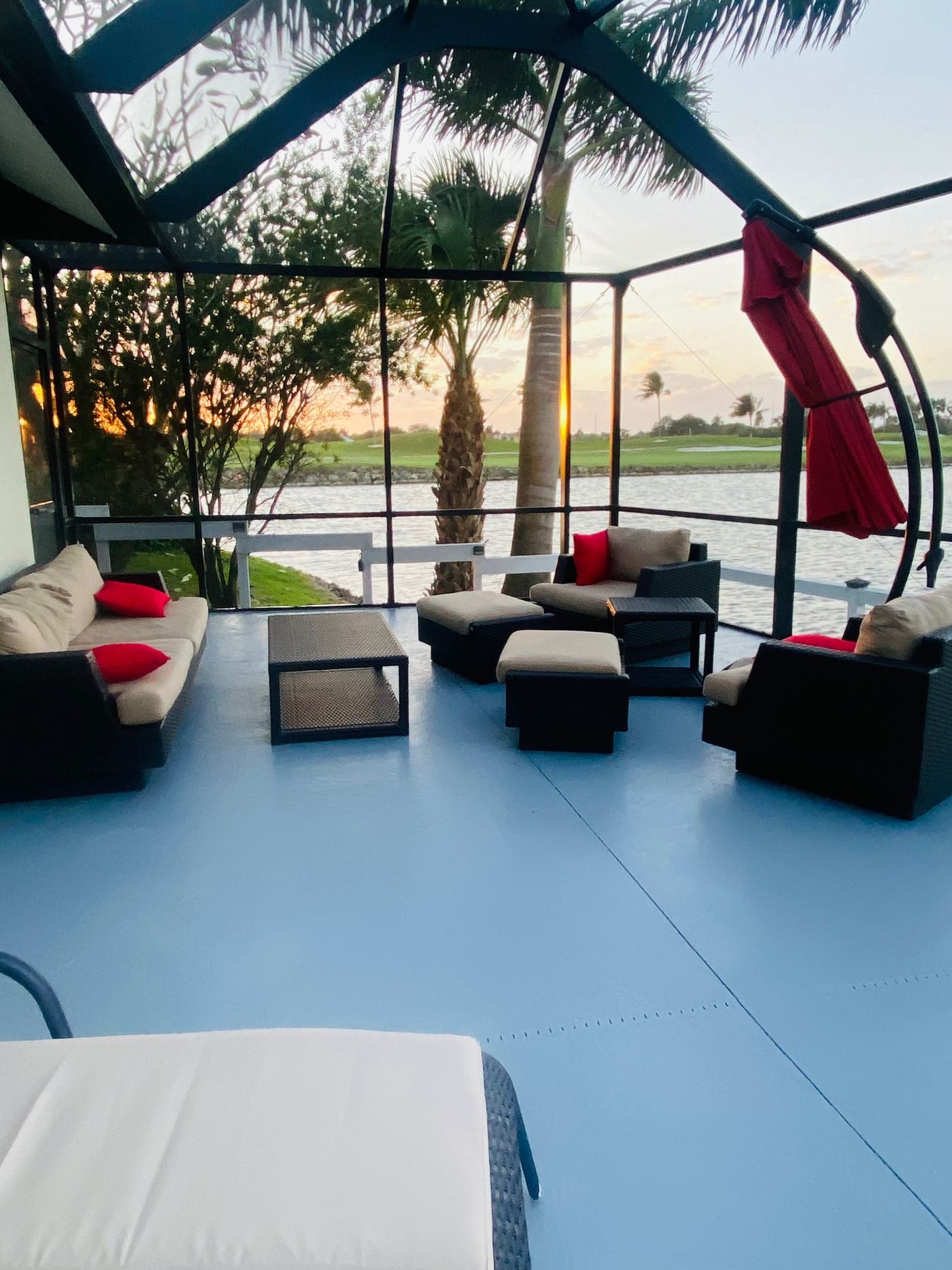 Nave-a-Lago — Lanai lounge at sunset
