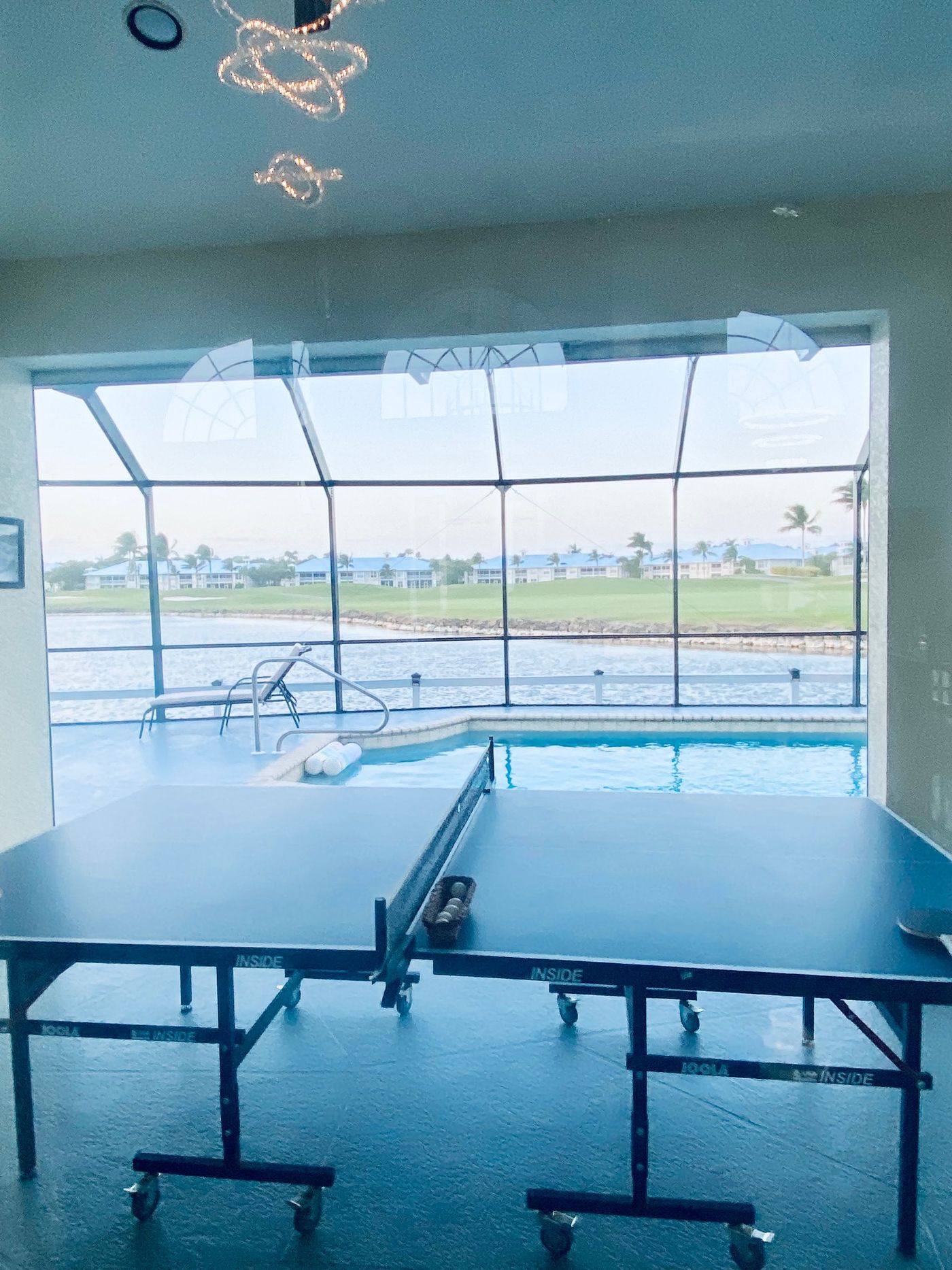 Nave-a-Lago — Pool and games area